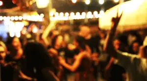 Eine lebhafte Gruppe von Freunden, lachend und unterhaltsam, während sie auf einer aufregenden Pub Crawl Tour durch die belebten Straßen einer Stadt unterwegs sind. Die Gruppe ist in verschiedenen Bars und Pubs und Clubs zu sehen, wo sie in fröhlicher Stimmung verschiedene Getränke probieren und die einzigartige Atmosphäre jeder Location genießen. Die bunten Lichter der Bars leuchten in der Nacht, und die Teilnehmer tauschen fröhliche Gespräche und Toasts aus, während sie die lokale Bar-Szene erkunden. Ein unvergessliches Abenteuer, das Freundschaften schmiedet und die Nacht in lebendige Erinnerungen verwandelt. Junggesellenabschied | JGA | Junggesellinnenabschied