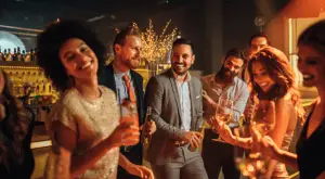 Eine lebhafte Gruppe von Freunden, lachend und unterhaltsam, während sie auf einer aufregenden Pub Crawl Tour durch die belebten Straßen einer Stadt unterwegs sind. Die Gruppe ist in verschiedenen Bars und Pubs und Clubs zu sehen, wo sie in fröhlicher Stimmung verschiedene Getränke probieren und die einzigartige Atmosphäre jeder Location genießen. Die bunten Lichter der Bars leuchten in der Nacht, und die Teilnehmer tauschen fröhliche Gespräche und Toasts aus, während sie die lokale Bar-Szene erkunden. Ein unvergessliches Abenteuer, das Freundschaften schmiedet und die Nacht in lebendige Erinnerungen verwandelt. Junggesellenabschied | JGA | Junggesellinnenabschied