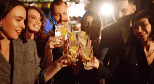 Eine lebhafte Gruppe von Freunden, lachend und unterhaltsam, während sie auf einer aufregenden Pub Crawl Tour durch die belebten Straßen einer Stadt unterwegs sind. Die Gruppe ist in verschiedenen Bars und Pubs und Clubs zu sehen, wo sie in fröhlicher Stimmung verschiedene Getränke probieren und die einzigartige Atmosphäre jeder Location genießen. Die bunten Lichter der Bars leuchten in der Nacht, und die Teilnehmer tauschen fröhliche Gespräche und Toasts aus, während sie die lokale Bar-Szene erkunden. Ein unvergessliches Abenteuer, das Freundschaften schmiedet und die Nacht in lebendige Erinnerungen verwandelt. Junggesellenabschied | JGA | Junggesellinnenabschied