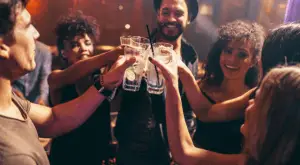 Eine lebhafte Gruppe von Freunden, lachend und unterhaltsam, während sie auf einer aufregenden Pub Crawl Tour durch die belebten Straßen einer Stadt unterwegs sind. Die Gruppe ist in verschiedenen Bars und Pubs und Clubs zu sehen, wo sie in fröhlicher Stimmung verschiedene Getränke probieren und die einzigartige Atmosphäre jeder Location genießen. Die bunten Lichter der Bars leuchten in der Nacht, und die Teilnehmer tauschen fröhliche Gespräche und Toasts aus, während sie die lokale Bar-Szene erkunden. Ein unvergessliches Abenteuer, das Freundschaften schmiedet und die Nacht in lebendige Erinnerungen verwandelt. Junggesellenabschied | JGA | Junggesellinnenabschied