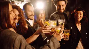 Eine lebhafte Gruppe von Freunden, lachend und unterhaltsam, während sie auf einer aufregenden Pub Crawl Tour durch die belebten Straßen einer Stadt unterwegs sind. Die Gruppe ist in verschiedenen Bars und Pubs und Clubs zu sehen, wo sie in fröhlicher Stimmung verschiedene Getränke probieren und die einzigartige Atmosphäre jeder Location genießen. Die bunten Lichter der Bars leuchten in der Nacht, und die Teilnehmer tauschen fröhliche Gespräche und Toasts aus, während sie die lokale Bar-Szene erkunden. Ein unvergessliches Abenteuer, das Freundschaften schmiedet und die Nacht in lebendige Erinnerungen verwandelt. Junggesellenabschied | JGA | Junggesellinnenabschied