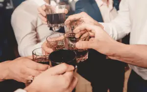 Eine lebhafte Gruppe von Freunden, lachend und unterhaltsam, während sie auf einer aufregenden Pub Crawl Tour durch die belebten Straßen einer Stadt unterwegs sind. Die Gruppe ist in verschiedenen Bars und Pubs und Clubs zu sehen, wo sie in fröhlicher Stimmung verschiedene Getränke probieren und die einzigartige Atmosphäre jeder Location genießen. Die bunten Lichter der Bars leuchten in der Nacht, und die Teilnehmer tauschen fröhliche Gespräche und Toasts aus, während sie die lokale Bar-Szene erkunden. Ein unvergessliches Abenteuer, das Freundschaften schmiedet und die Nacht in lebendige Erinnerungen verwandelt. Junggesellenabschied | JGA