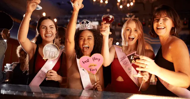 Eine lebhafte Gruppe von Freunden, lachend und unterhaltsam, während sie auf einer aufregenden Pub Crawl Tour durch die belebten Straßen einer Stadt unterwegs sind. Die Gruppe ist in verschiedenen Bars und Pubs und Clubs zu sehen, wo sie in fröhlicher Stimmung verschiedene Getränke probieren und die einzigartige Atmosphäre jeder Location genießen. Die bunten Lichter der Bars leuchten in der Nacht, und die Teilnehmer tauschen fröhliche Gespräche und Toasts aus, während sie die lokale Bar-Szene erkunden. Ein unvergessliches Abenteuer, das Freundschaften schmiedet und die Nacht in lebendige Erinnerungen verwandelt. JGA | Junggesellinnenabschied