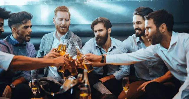 Eine lebhafte Gruppe von Freunden, lachend und unterhaltsam, während sie auf einer aufregenden Pub Crawl Tour durch die belebten Straßen einer Stadt unterwegs sind. Die Gruppe ist in verschiedenen Bars und Pubs und Clubs zu sehen, wo sie in fröhlicher Stimmung verschiedene Getränke probieren und die einzigartige Atmosphäre jeder Location genießen. Die bunten Lichter der Bars leuchten in der Nacht, und die Teilnehmer tauschen fröhliche Gespräche und Toasts aus, während sie die lokale Bar-Szene erkunden. Ein unvergessliches Abenteuer, das Freundschaften schmiedet und die Nacht in lebendige Erinnerungen verwandelt. Junggesellenabschied | JGA | 