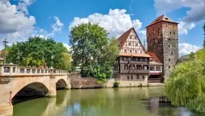 Blick auf die Häuserfront am Wasser in Nürnberb