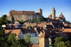 Blick auf die Kaiserburg in Nürnberg über den Dächern der Altstadt