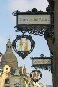 Aushängeschild des Auerbach Keller in Leipzig