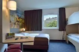 4-Bett-Zimmer im B&B-Hotel mit Doppelbett und einem Stockbett