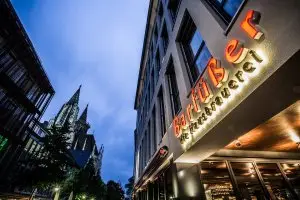 Außenansicht des Restaurants Barfüßer in der Ulmer Innenstadt mit beleuchtetem Schild
