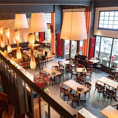 Blick von der Empore auf den Gastraum des Barfusz Leipzig