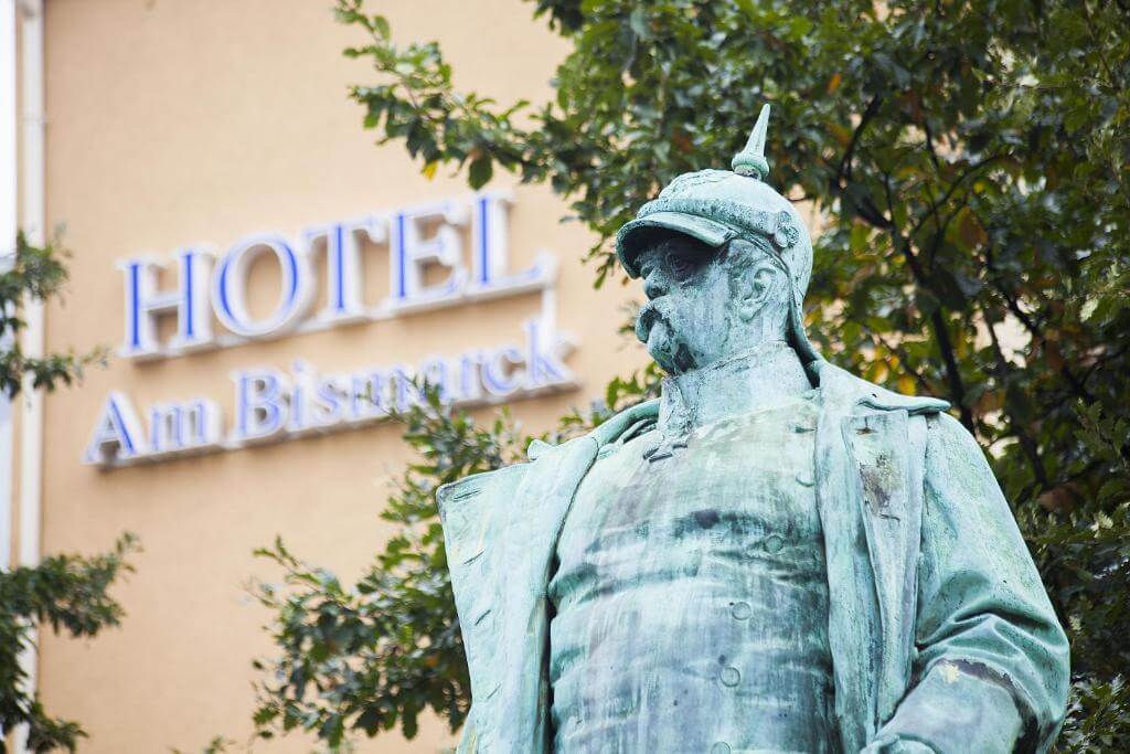 Bismarck-Statue vor dem Hotel am Bismarck