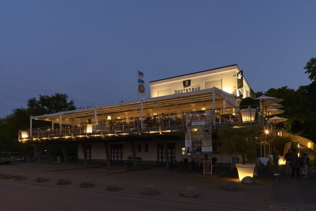 Außenansicht des Restaurants Bootshaus in Mannheim bei Nacht
