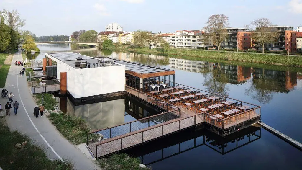 Blick auf das Bootshaus auf der Ulmer Donau