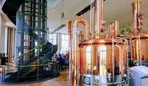 Zwei Braukessel in einer alten Brauerei