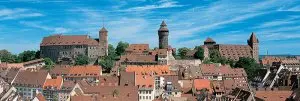 Panoramablick auf die Kaiserburg in Nürnberg über den Dächern der Altstadt