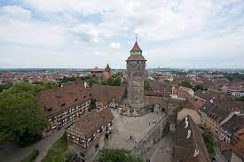 Blick auf die Kaiserburg in Nürnberg über den Dächern der Altstadt