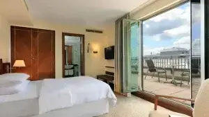 Doppelzimmer im Hotel Carlton mit großem Balkon und eigenem bad