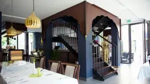 Gastraum des Indian Crown mit Treppenhaus in indischer Architektur