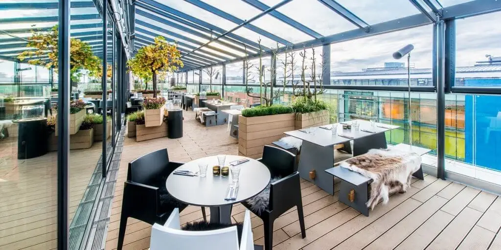 Wintergarten des Restaurants Dachgarten mit großer Fensterfront