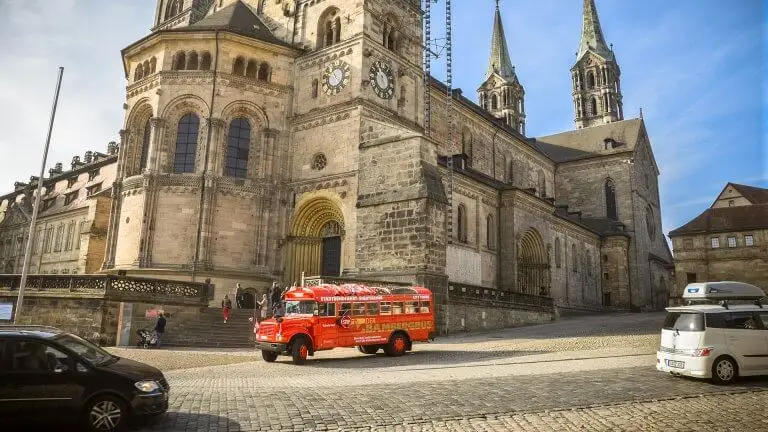 Entdecke die Stadt mit einer unvergesslichen Stadtrundfahrt – Der perfekte Kick für Deinen Junggesellenabschied