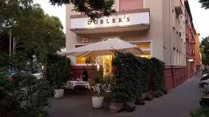 Außenansicht mit Außenbereich des Restaurant Doblers