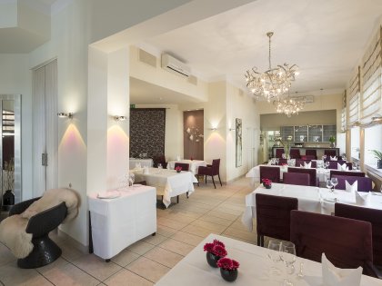 Gastraum des Restaurants Doblers komplett in weiß gehalten