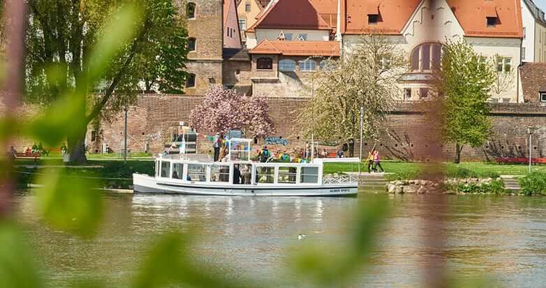 Ausflugsboot auf der Donau