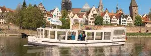 Ausflugsschiff Ulmer Spatz auf der Donau vor der Ulmer Kulisse
