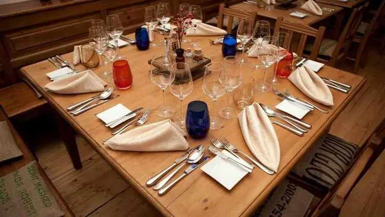 ein gedeckter Tisch mit einer Variation an Trinkgläsern und Besteck in der Drogerie Leipzig