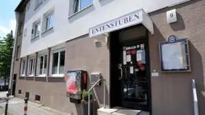 Außenansicht mit Blick auf die Eingangstür des Restaurants "Entenstuben"