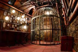 Ein Escape-Room mit einem großen Käfig in der mitte des Raumes