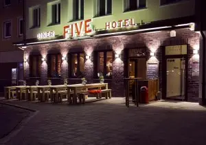 Außenansicht des Five Hotel bei Nacht