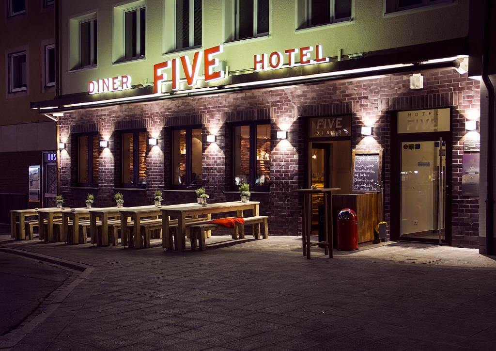 Außenansicht des Five Hotel bei Nacht
