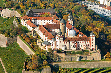 Blick auf die Festung Marienberg in Würzburg aus der Vogelperspektive