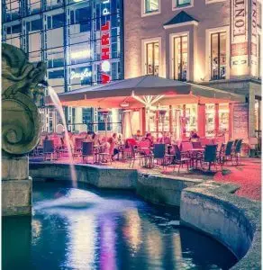 Blick auf das Fontana über das Wasser des Vier-Röhren-Brunnen