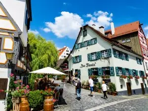Blick auf das Restaurant Zur Forelle von der anderen Straßenseite