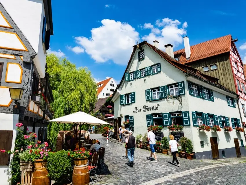 Blick auf das Restaurant Zur Forelle von der anderen Straßenseite