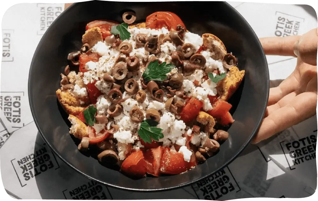 Griechischer Brotsalat mit Feta und Oliven-Topping