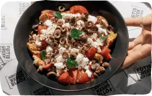 Griechischer Brotsalat mit Feta und Oliven-Topping