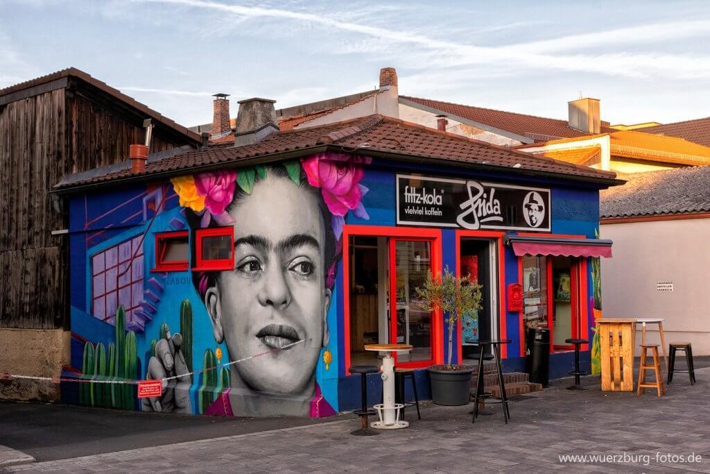 Außenansicht des Frida Imbisses mit buntem Grafiti auf der Außenwand