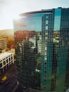Blick auf den Hotelturm des G-Hotel Würzburg