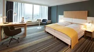 Doppelzimmer im G-Hotel Würzburg mit Schreibtisch