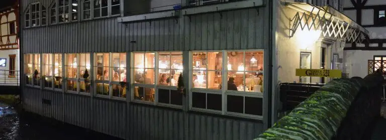 Blick auf die Fassade des Gerber Hauses von der Brücke aus