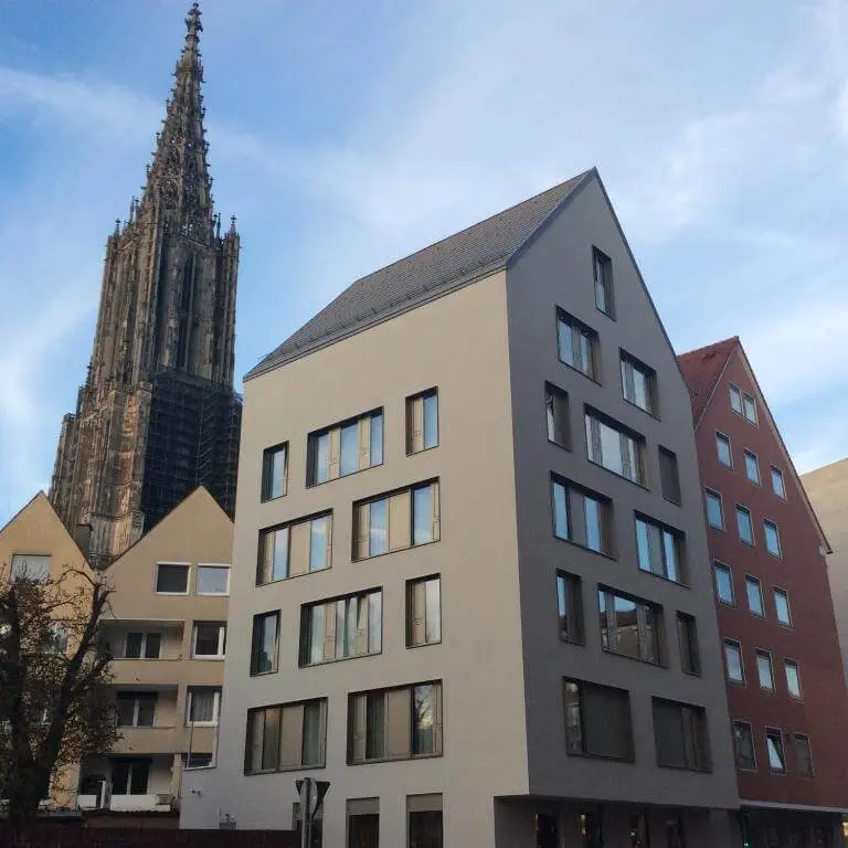 Außenansicht des Hotels "Goldenes Rad" mit dem Ulmer Münster im Hintergrund