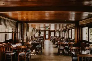 Innenansicht des Restaurants Heimat mit Bestuhlung