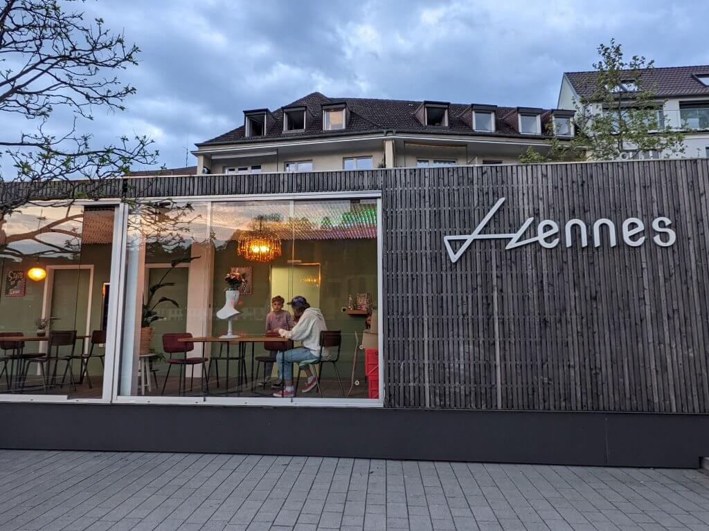 Außenansicht auf das Cafe Hennes Würzburg
