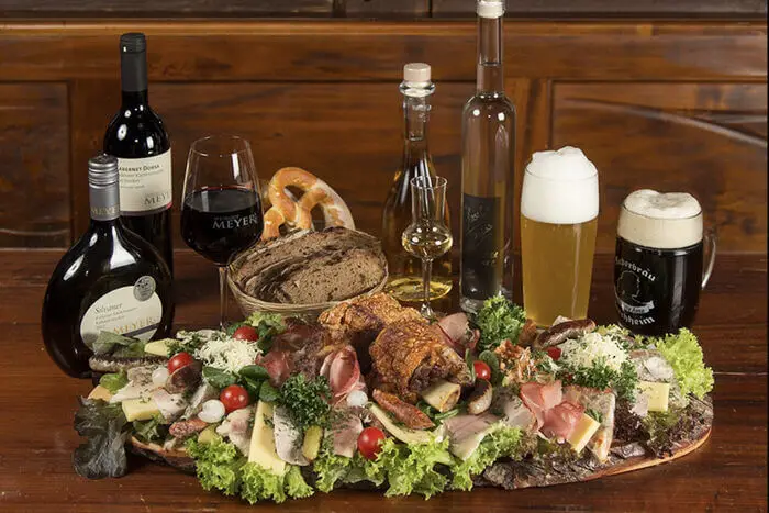 Vesperplate mit Wein, Bier und Brotzeit im Wirtshaus Hutt'n