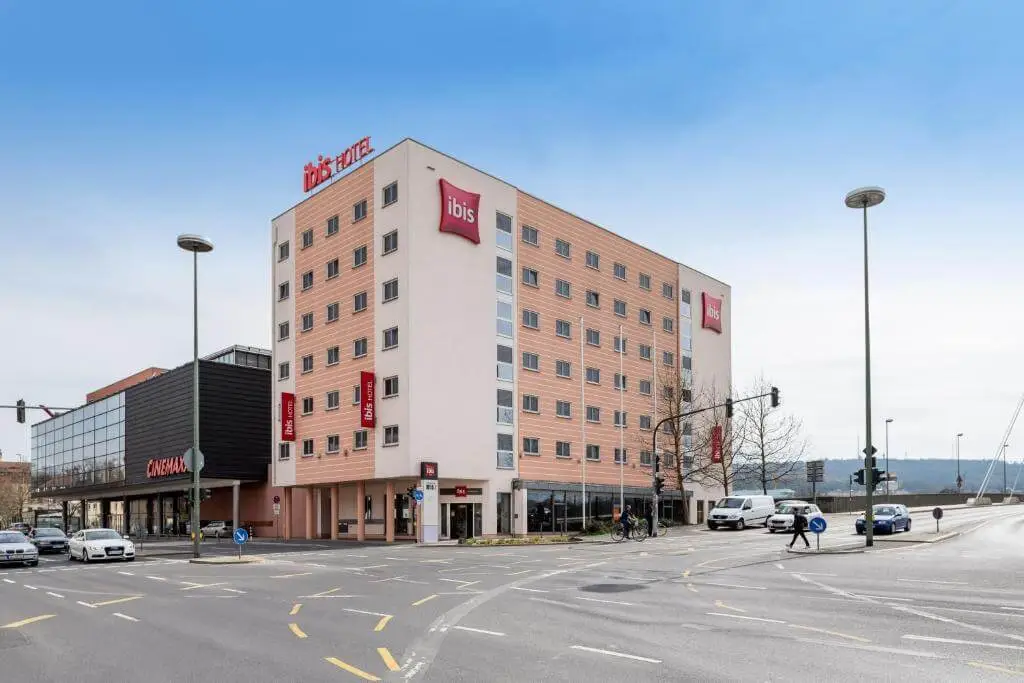 Außenansicht des Ibis Hotels Würzburg