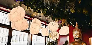 indische Dekoration im Restaurant Indochine
