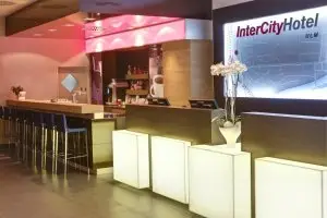 Empfangsbereich im InterCityHotel mit Hotelbar